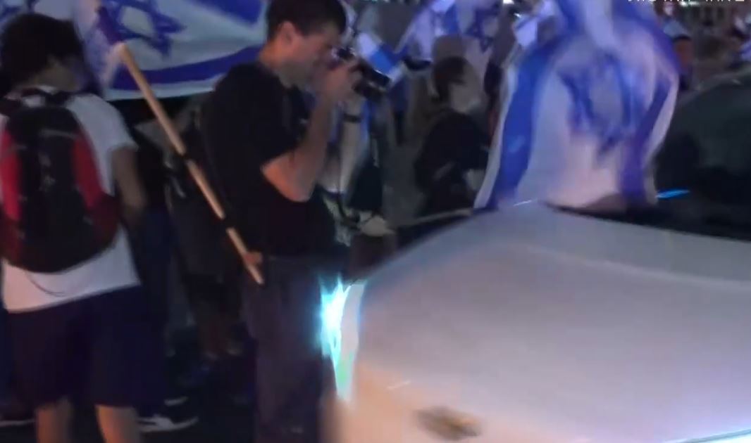 רכב דורס מפגינים באיילון