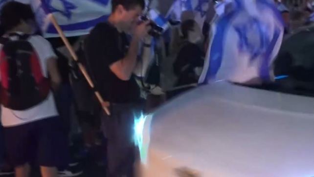 רכב דורס מפגינים באיילון