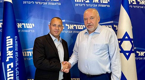 ניהל מגעים עם ליברמן: אחיו של שורד השבי אלי שרעבי בדרך לפוליטיקה