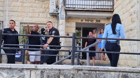 חשד לפיגוע בירושלים: אדם נפצע קשה מדקירה בשכונת גילה; סריקות אחר חשודים