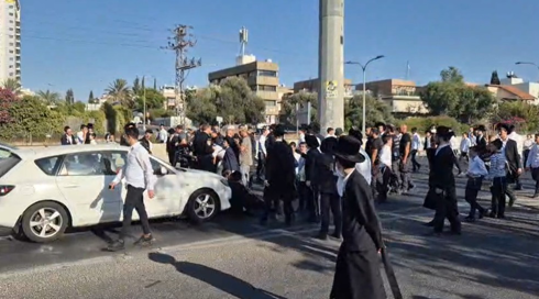 חרדים חוסמים את כביש 4 סמוך לבני ברק במחאה על חוק הגיוס
