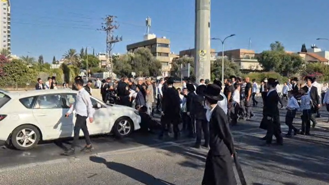 חרדים חוסמים את כביש 4 במחאה על חוק הגיוס