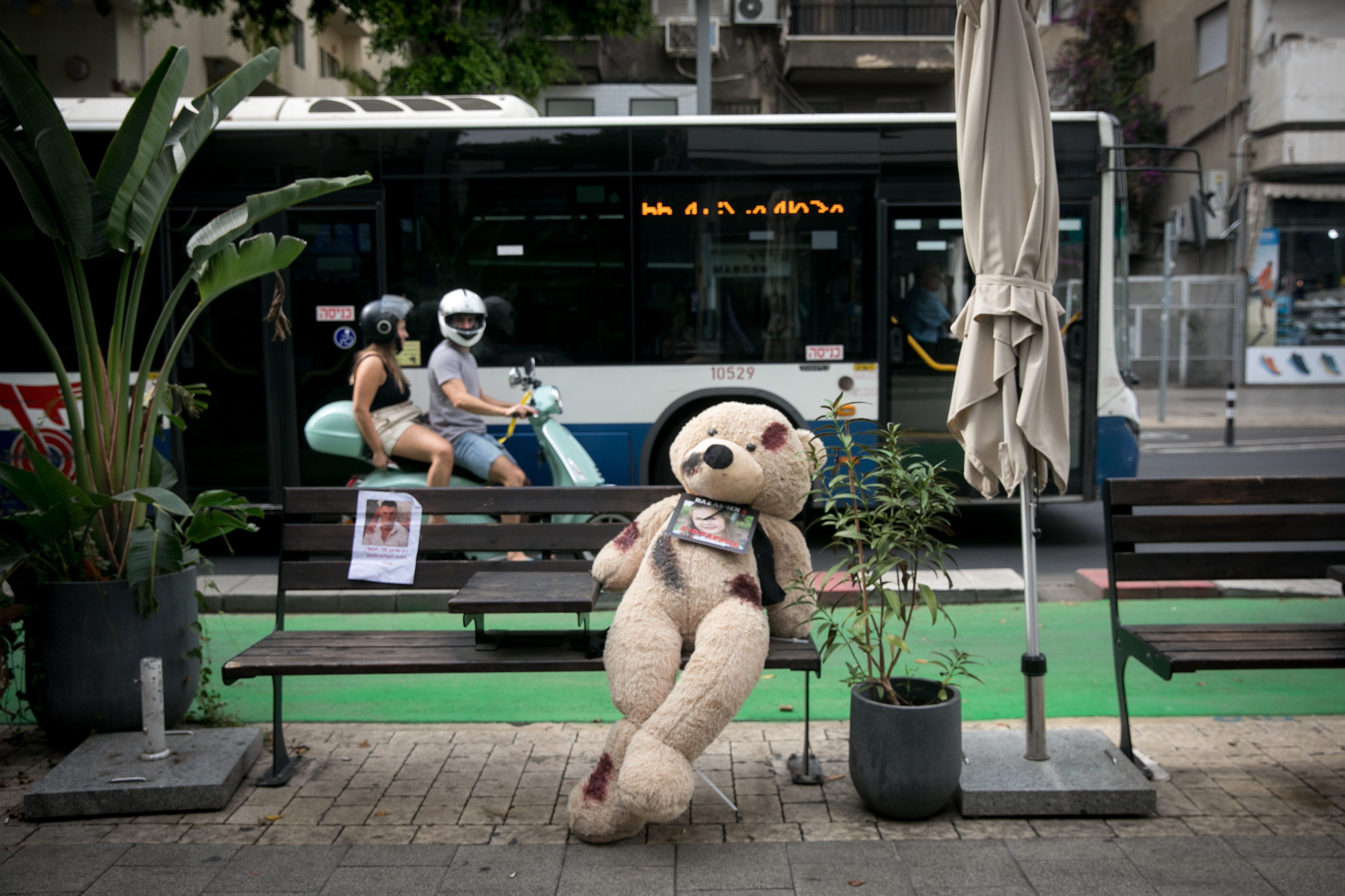 מיצג למען החזרת הילדים החטופים, תל אביב, נובמבר 2023