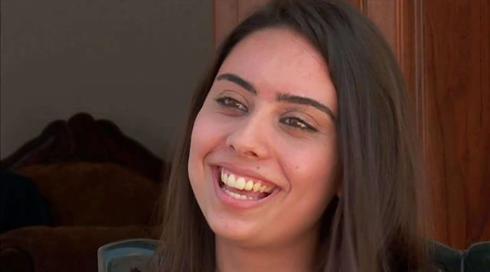 מתקרבים דרך הטלפון: הגמלאים שמלמדים צעירים ערבים עברית