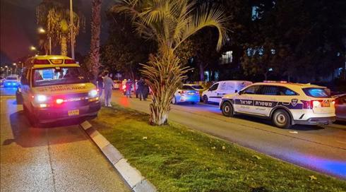 אישה נפצעה בינוני מירי מרכב חולף בתל אביב