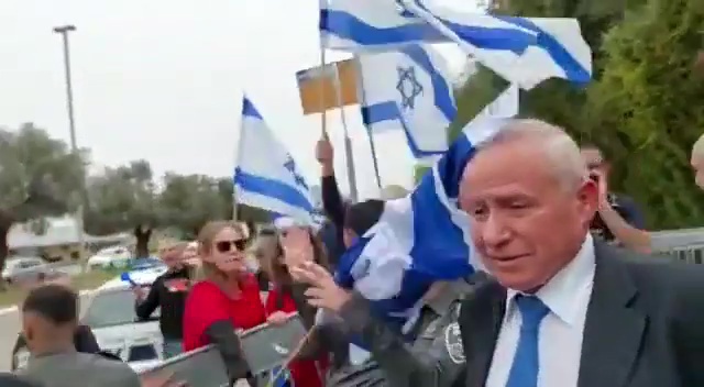 אבי דיכטר באיירפורט סיטי