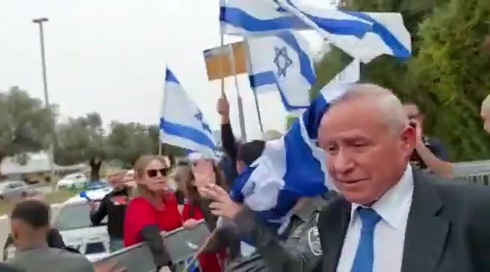 פגעה בראשו וחבטה ברכב: מפגינה נאשמת בתקיפת השר דיכטר