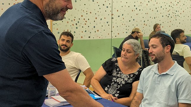 עופר וינטר מצביע בבחירות
