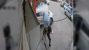 תיעוד חריג מקלנדיה: לוחם מג"ב השליך רימון לתוך רכב ולכד את הנהג בפנים