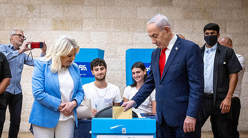  בנימין נתניהו מצביע בפריימריז של מפלגתו לצד רעייתו