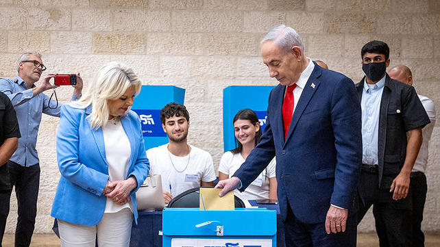  בנימין נתניהו מצביע בפריימריז של מפלגתו לצד רעייתו