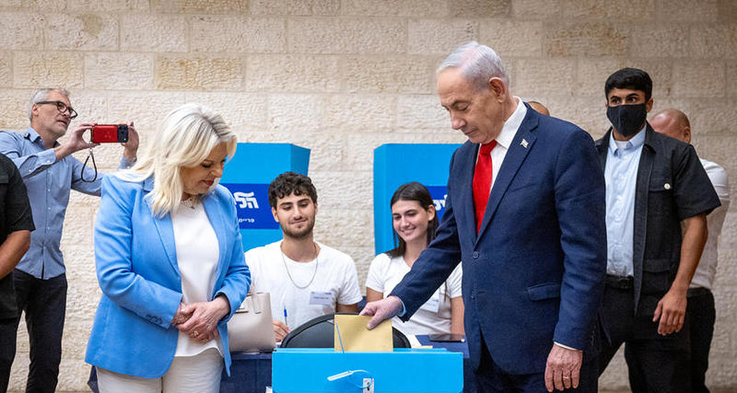  בנימין נתניהו מצביע בפריימריז של מפלגתו לצד רעייתו