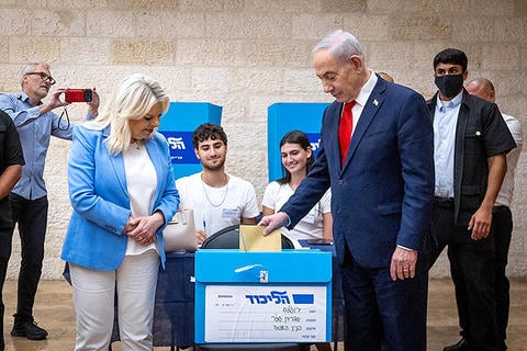  בנימין נתניהו מצביע בפריימריז של מפלגתו לצד רעייתו