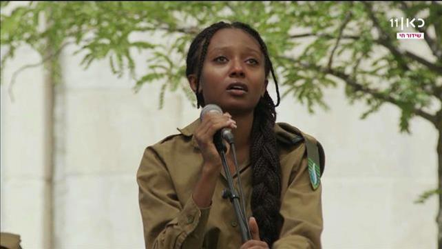 עדן אלנה בוכה בביצוע השיר "המסע לארץ ישראל", 21 מאי 2020