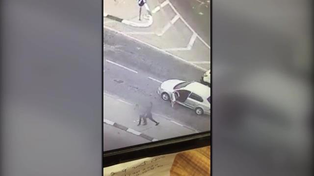 תוך קריאות "אללה אכבר": דקר בראשו נהג שהעיר לו - וקיבל עונש מקל 