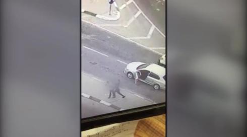 תוך קריאות "אללה אכבר": דקר בראשו נהג שהעיר לו - וקיבל עונש מקל