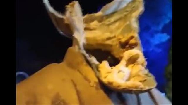מפגינים הורידו את ראשו של חומייני מפסל