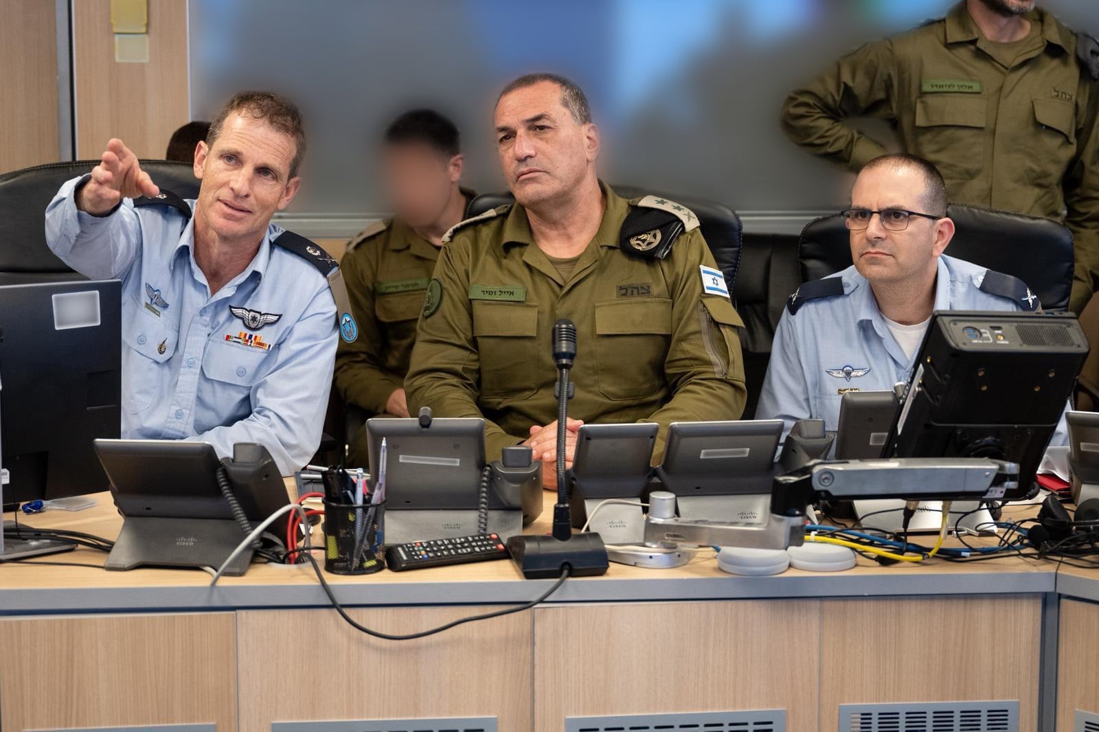 הרמטכ"ל ומפקד חיל האוויר בבור בקרייה