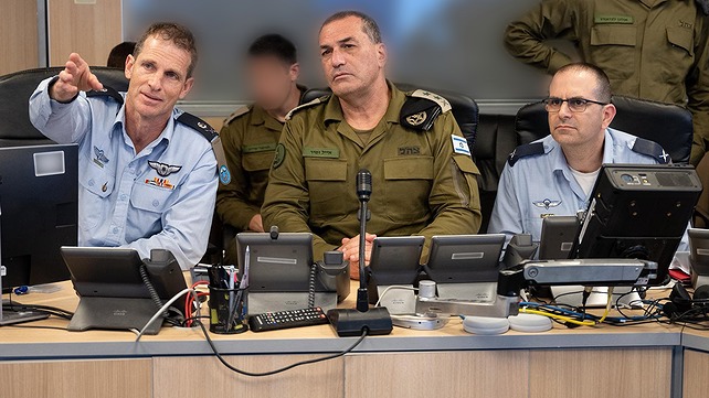 הרמטכ"ל ומפקד חיל האוויר בבור בקרייה