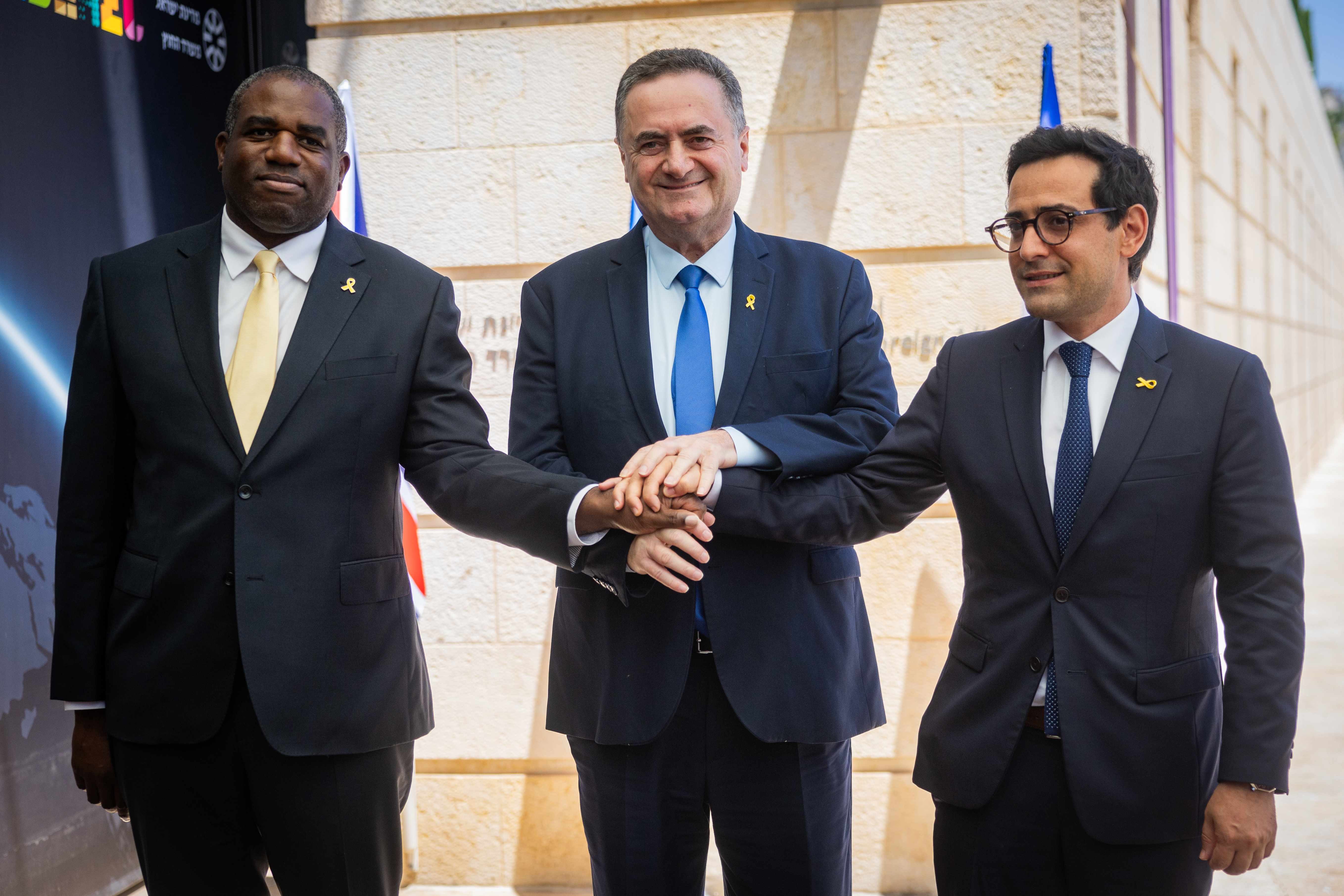 שר החוץ הצרפתי סג'ורן (ימין) ושר החוץ הבריטי דיוויד למי בפגישה עם שר החוץ כ"ץ