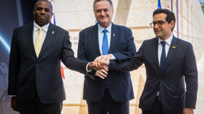 שר החוץ הצרפתי סג'ורן (ימין) ושר החוץ הבריטי דיוויד למי בפגישה עם שר החוץ כ"ץ