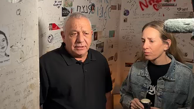גדי איזנקוט ואמו של ענר שפירא במיגונית ברעים