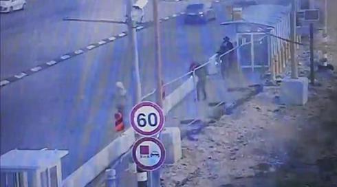 תיעוד: ניסיון פיגוע דקירה בגוש עציון, המחבל נוטרל