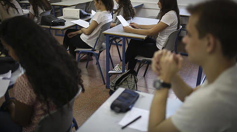 תלמידי כיתה י"ב לפני מבחן