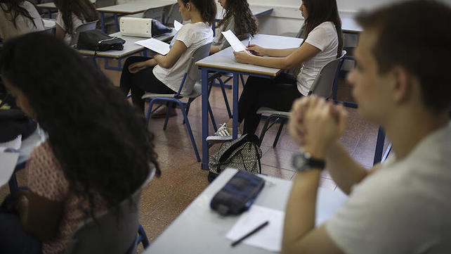 תלמידי כיתה י"ב לפני מבחן