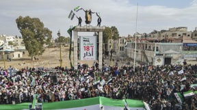 סורים חוגים את הפלת שלטון אסד בעיר דרעא, דצמבר 2024