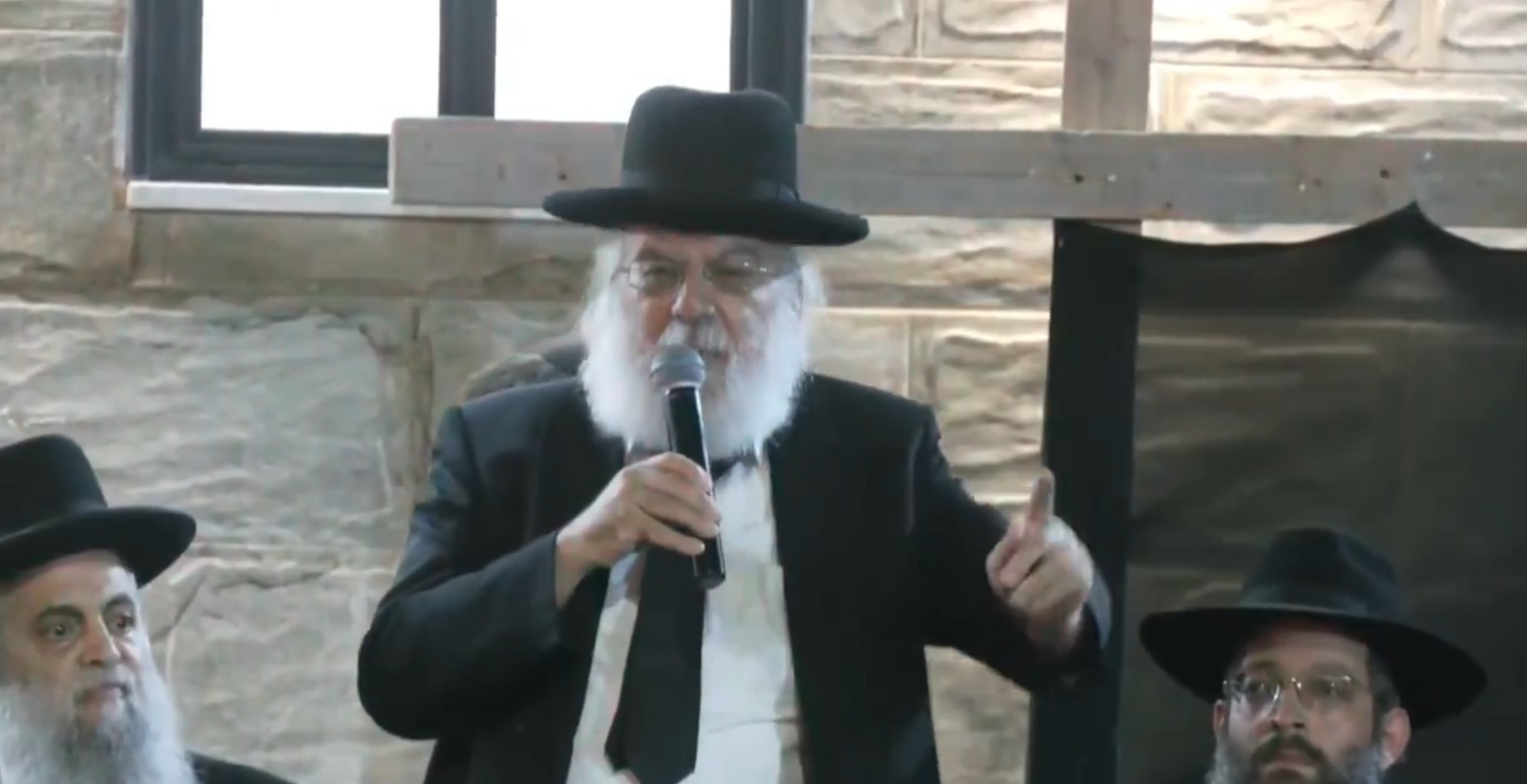 הרב אריה יזדי בעצרת נגד מעצר עריקים בבני ברק