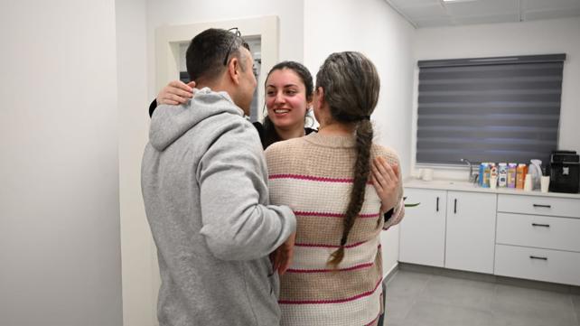קרינה ארייב במפגש ראשון עם הוריה
