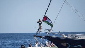 גרטה טונברג על סיפון האונייה "מדלין" בדרך לרצועת עזה