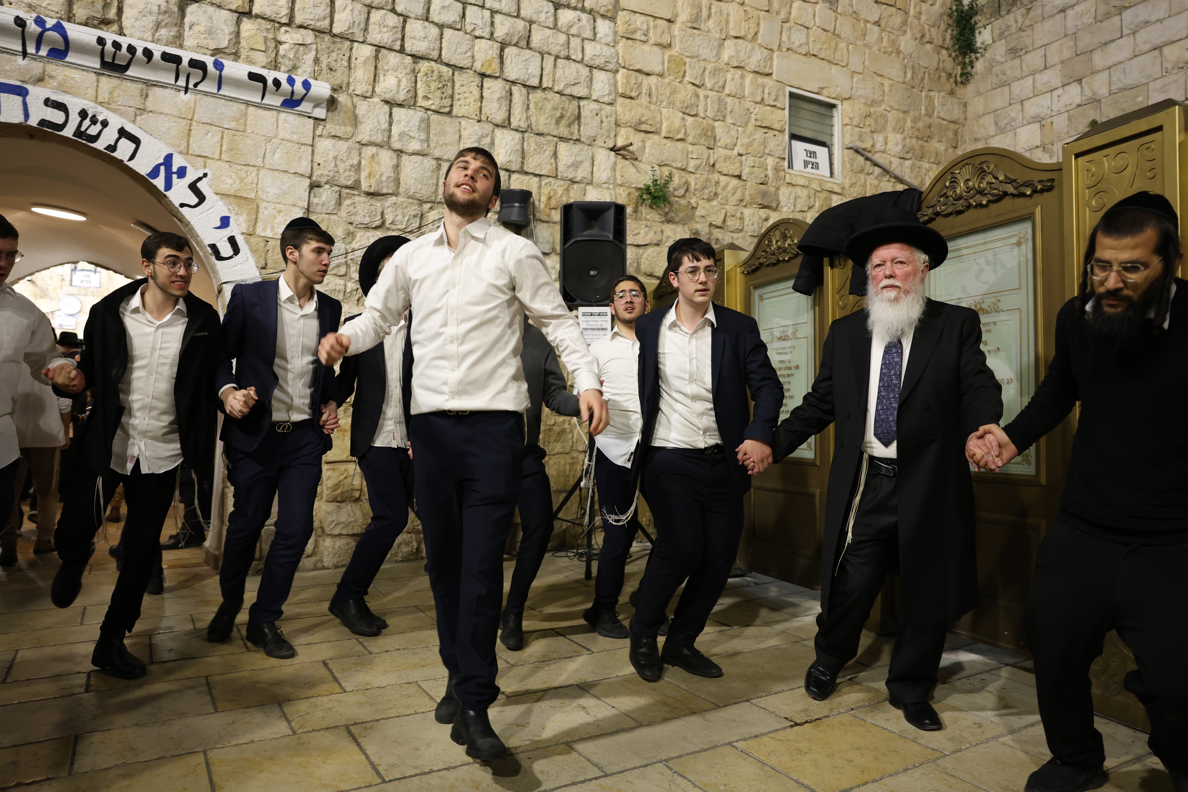 חרדים רוקדים בהילולה