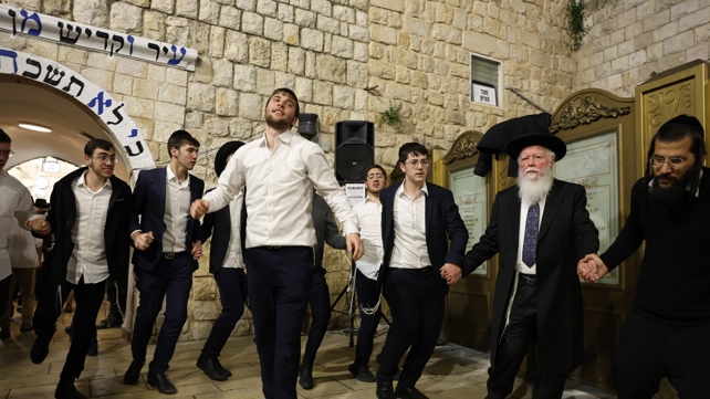 חרדים רוקדים בהילולה