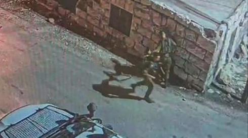 הפלסטיני שהוכה בידי חייל משחזר: "הטיחו אותי בקיר וברצפה"