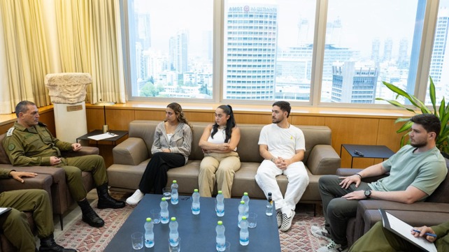 הרמטכ"ל עם שורדי השבי רומי גונן, לירי אלבג, עומר שם טוב, סשה טרופנוב