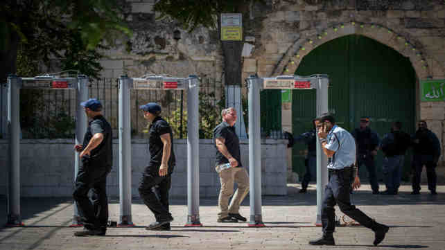 מגנומטרים בכניסה להר הבית, יולי 2017