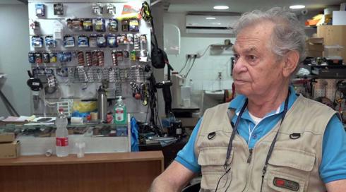"פתאום זה מפיל אותך": שורד שואה נאלץ לסגור את החנות ממנה התקיים