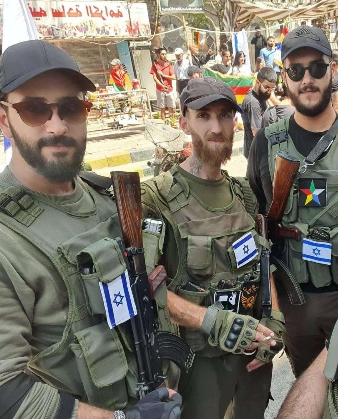 לוחמים דרוזים בסוריה עם דגלי ישראל