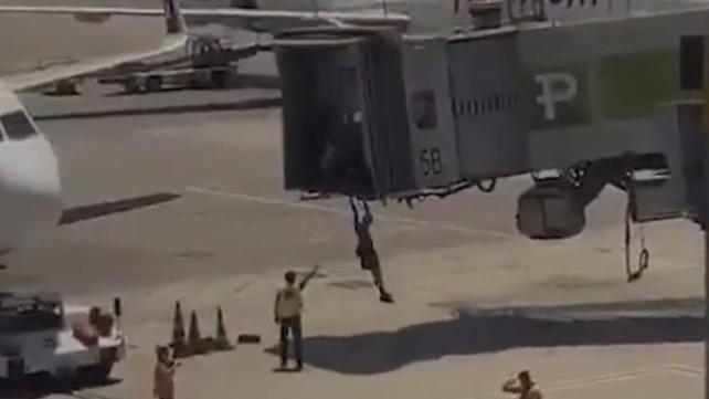 ישראלים איחרו את הטיסה וניסו לעלות בכוח למטוס באיסטנבול