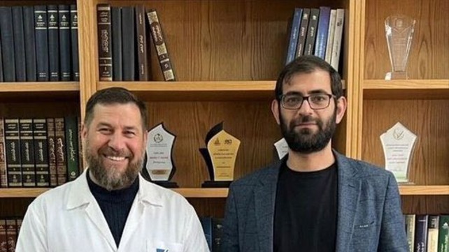 בתמונה - מורתדא חוסיין סרור הוא זה שמופיע בצד שמאל