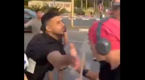 תיעוד: צעירים תקפו מפגינים למען שחרור החטופים וקראו "ביבי המלך"