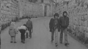 שני ילדים הולכים ברחוב 1.1.1976