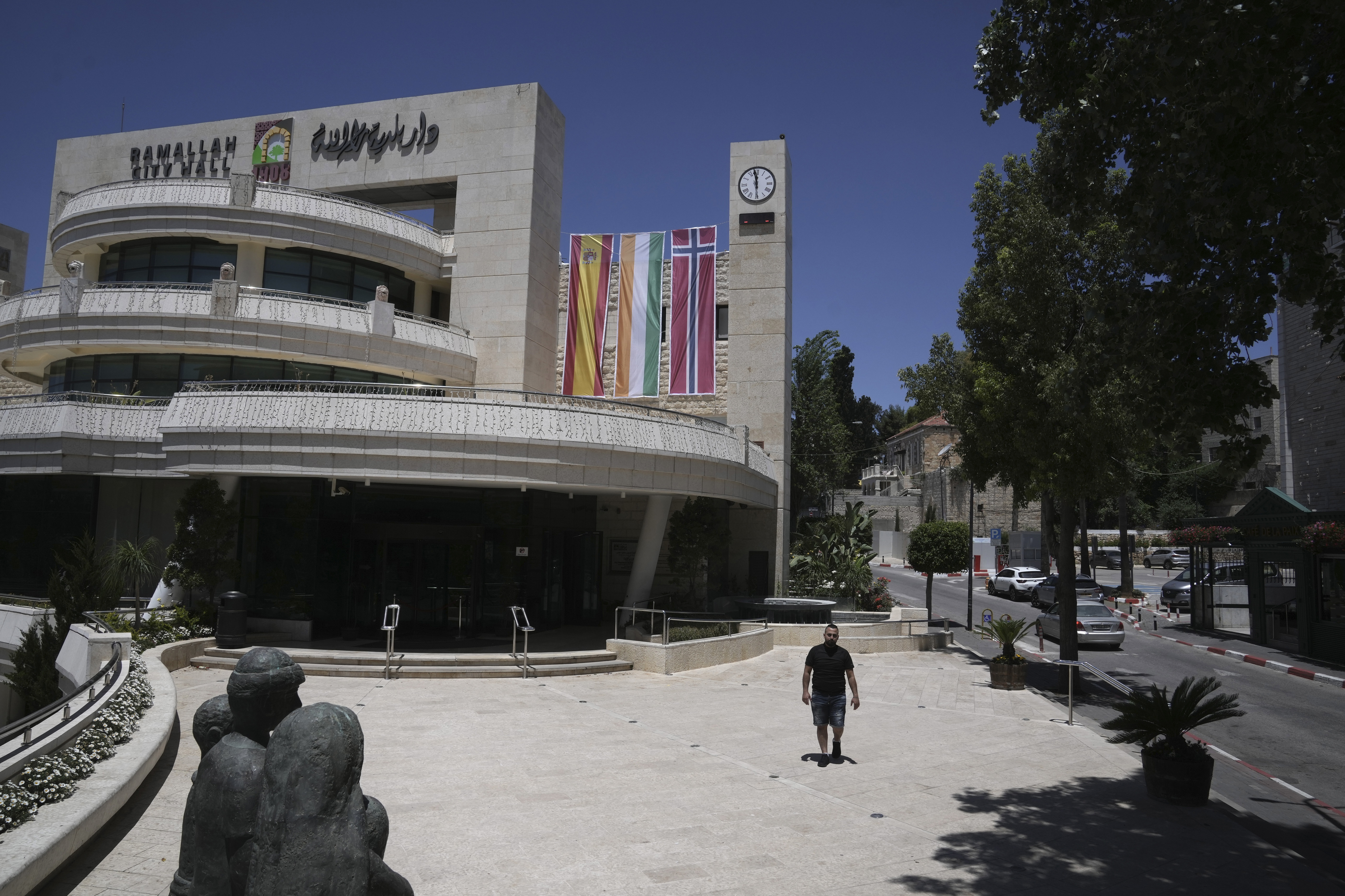 דגלי, ספרד, אירלנד ונורווגיה על בניין עיריית רמאללה