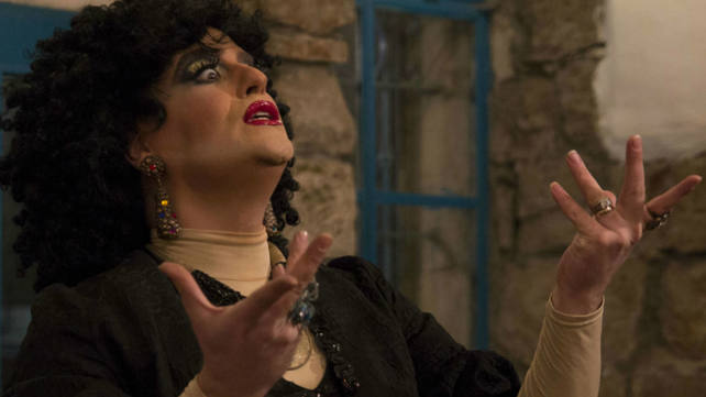 מלכת הדראג גלינה פור דה ברה מבצעת את השיר "השואבות