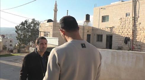"שמעתי פיצוץ, ראיתי שריפה ושלושה אנשים ברחו": הפלסטיני שנזרק לביתו מטען משחזר