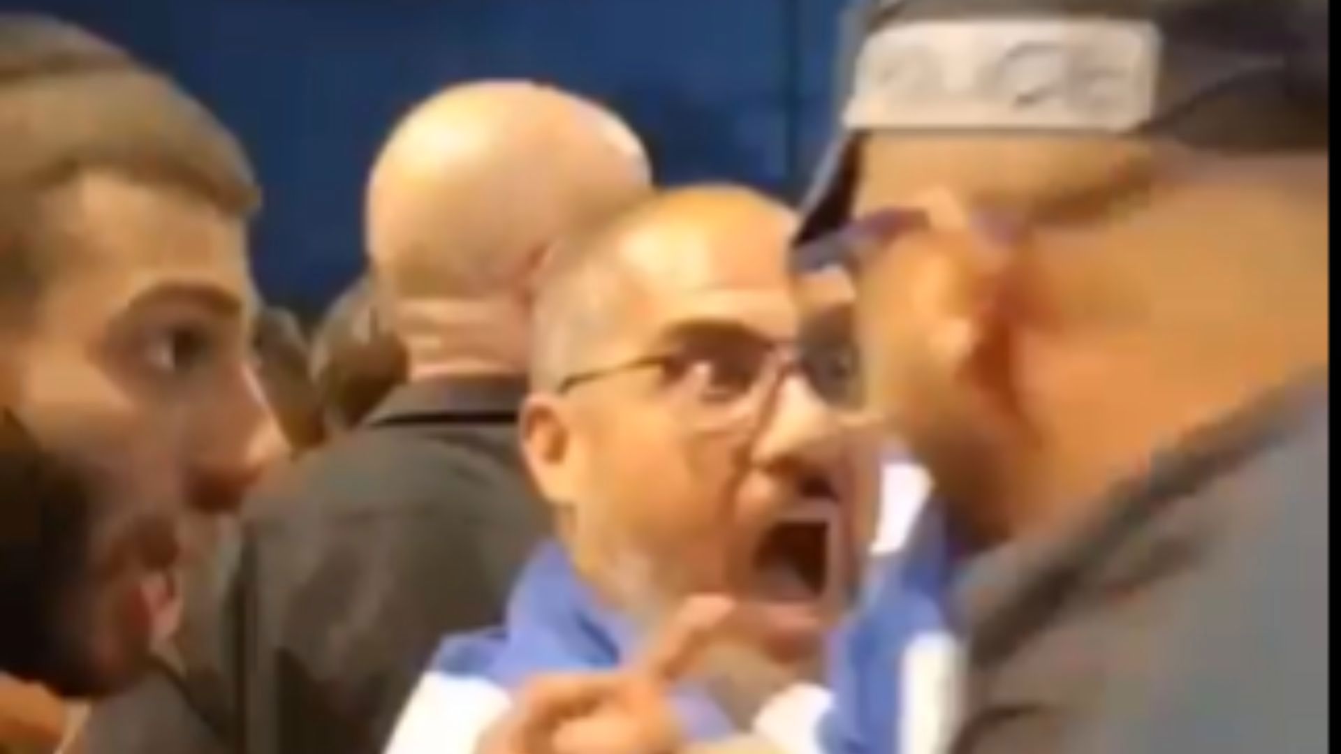 מפגינים ברעננה נגד טקס יום הזיכרון הישראלי-פלסטיני