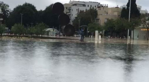 הגשם שוב כאן, ויימשך עד מחר