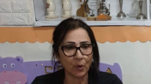 הורי ילדים שעברו התעללות הגיעו לבית הגננת המתעללת למחות על שחרורה למעצר בית